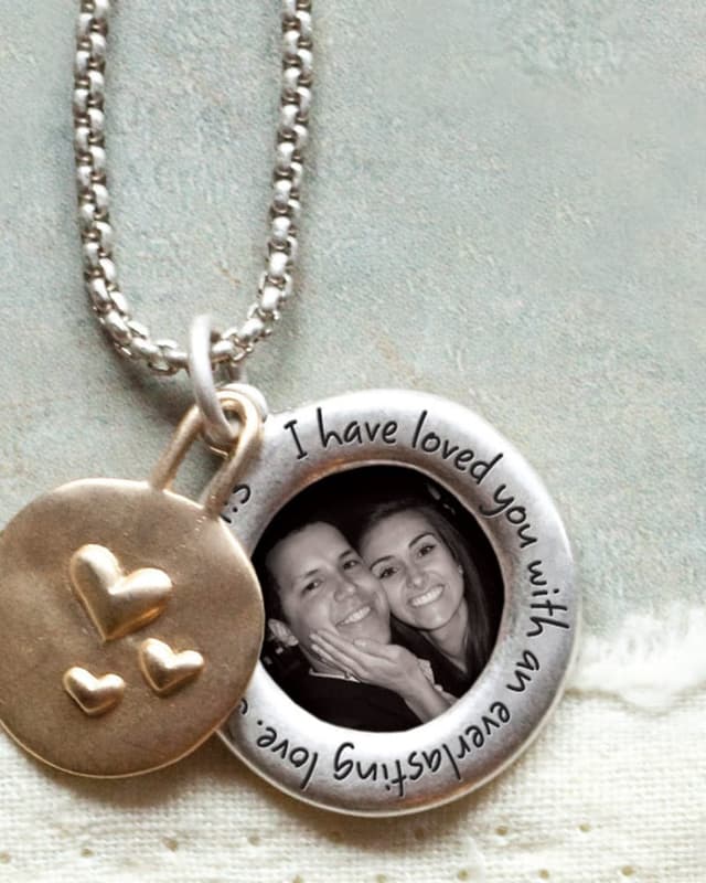 “Everlasting love” photo locket necklace