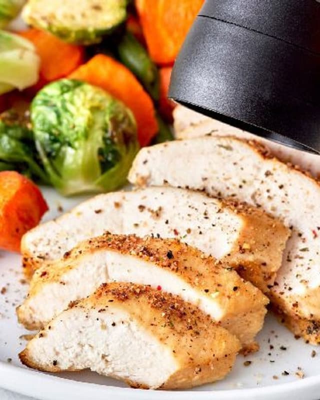 Seasoned roast chicken and vegetables