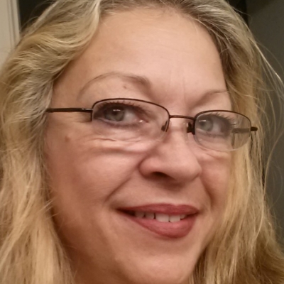 Linda Marinov, Younique Brand Ambassador